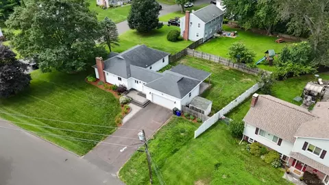 34 Roberts St, Windsor Locks, CT 06096