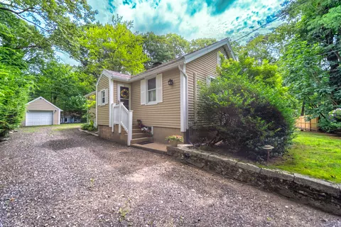 39 Woodland Dr, Lebanon, CT 06249