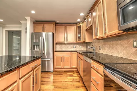 185 Eramo Ter, Hamden, CT 06518