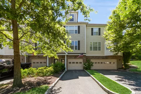86 Woodcrest Ln, Danbury, CT 06810