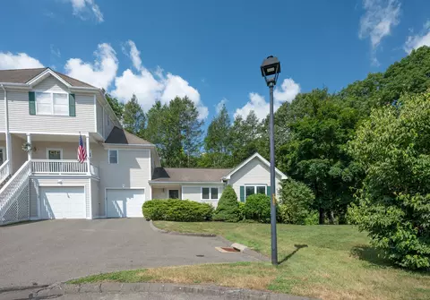 8 Trout Brook Cir #8, Newtown, CT 06470