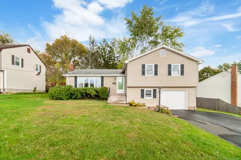 2 Lee Cir, Bloomfield, CT 06002