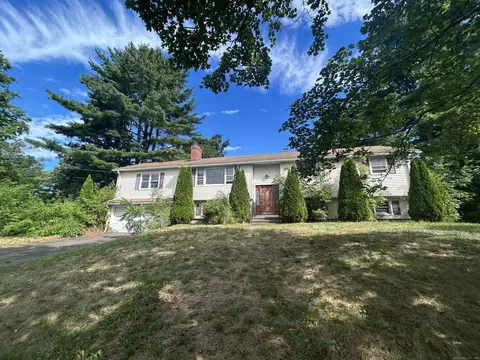 39 Phelps Dr, Hamden, CT 06514