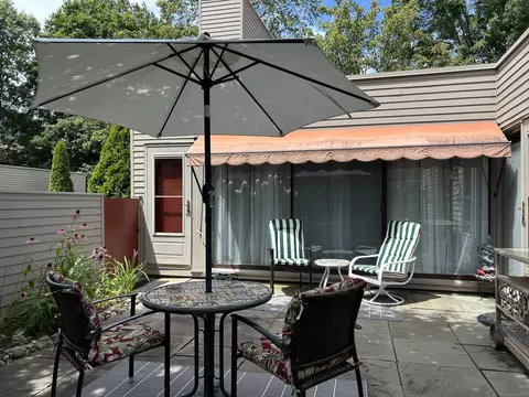 23 Charlton Hill Rd, Hamden, CT 06518