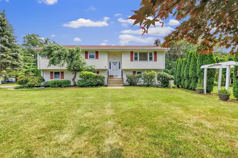 10 Magnolia Rd, Trumbull, CT 06611