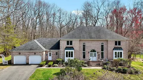 17 Hidden Oak Dr, Farmington, CT 06032