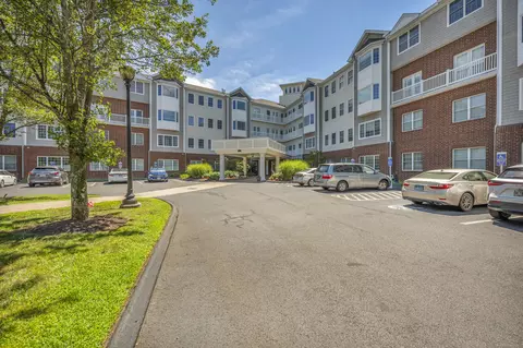 1 King Philip Dr #207, West Hartford, CT 06117