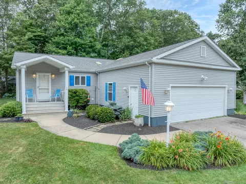 19 Wyndwood Rd, Uncasville, CT 06382