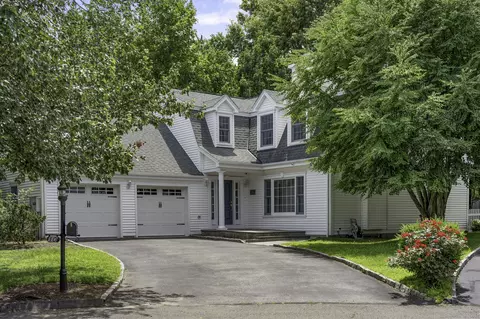 10 Holly Cove Cir, Stamford, CT 06902
