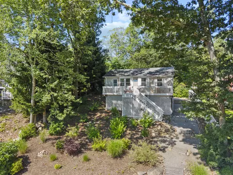 34 Marshfield Rd, Niantic, CT 06357