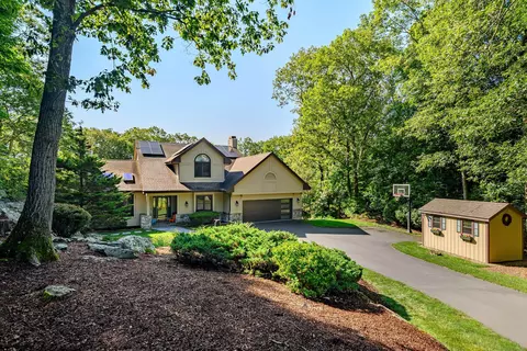 15 Coach Hl, Danbury, CT 06811