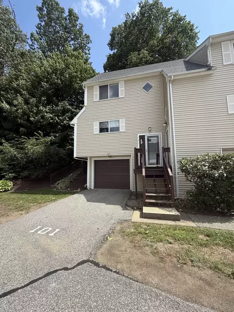 61 Perry St #101, Putnam, CT 06260