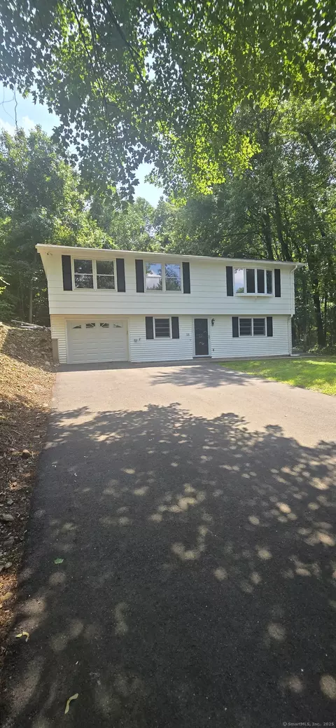 33 Blossom St, Waterbury, CT 06706