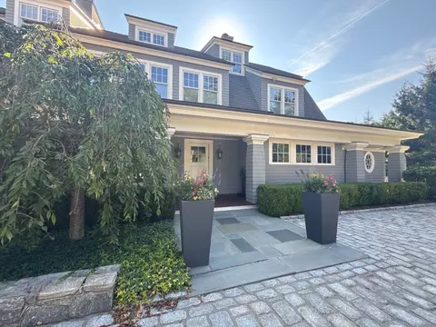 262 Ocean Dr E, Stamford, CT 06902