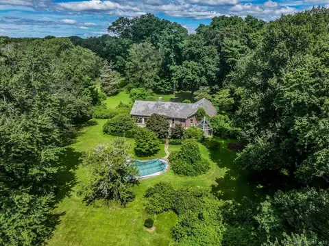 32 Locust Rd, Greenwich, CT 06831