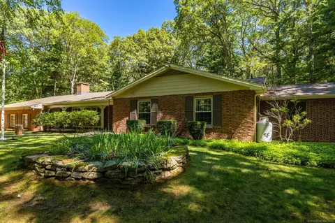 555 Porter St, Manchester, CT 06040