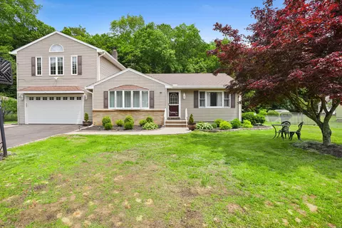 8 Palmer Ln, Oxford, CT 06478