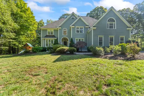 8 Arthurs Ct, Newtown, CT 06470