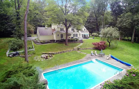8 Strawberry Ridge Rd, Ridgefield, CT 06877