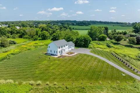 27 Longmeadow Dr, Pomfret, CT 06259