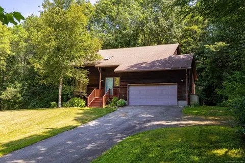 26 Mohegan Ln, Amston, CT 06231