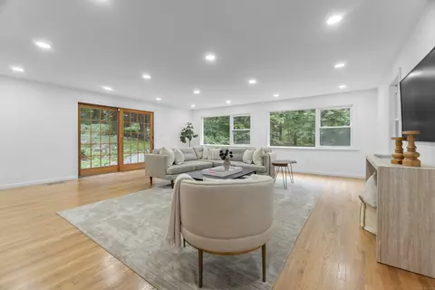 20 Ravenwood Dr, Weston, CT 06883