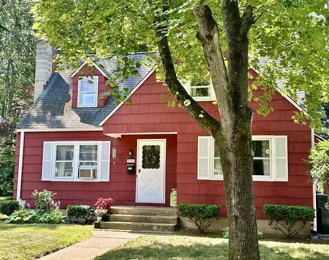 10 Circle Dr, Windsor Locks, CT 06096