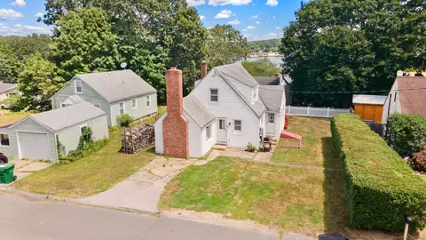 4 Riverview Pl, Quaker Hill, CT 06375