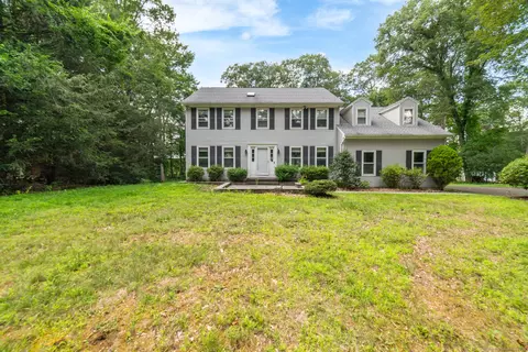 10 Bernlou Dr, Danbury, CT 06811