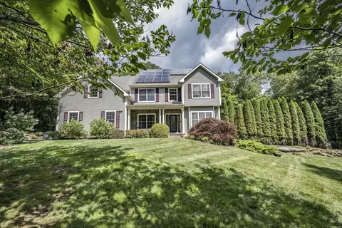 16 Devonshire Ln, Higganum, CT 06441