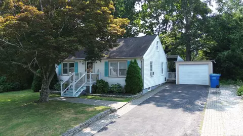 7 Rocky Ledge Dr, Clinton, CT 06413