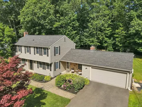 76 Meadowood Dr, Middletown, CT 06457