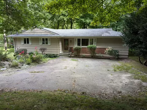 15 Park Ln, Woodbridge, CT 06525