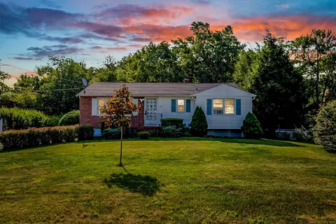 10 Colonial Dr, Prospect, CT 06712