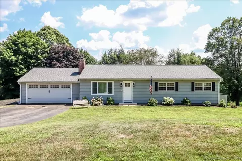 8 Roosevelt Dr, Newtown, CT 06470