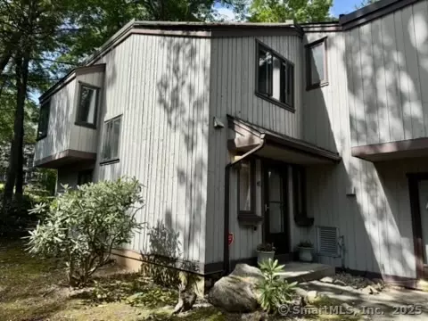 4 Earls Ct #E, Farmington, CT 06032