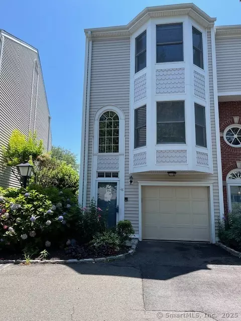 48 Bywater Ln #48, Bridgeport, CT 06605