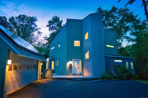 90 Red Hill Rd, Branford, CT 06405