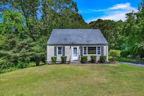 84 Pamela Ave, Groton, CT 06340