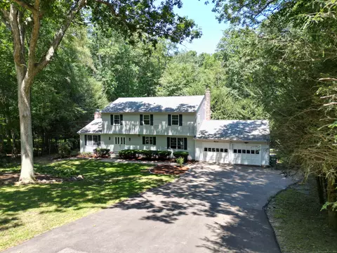 11 Queen Eleanor Dr, Gales Ferry, CT 06335