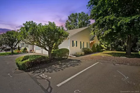 681 Ledgeview Ct #681, Southington, CT 06489