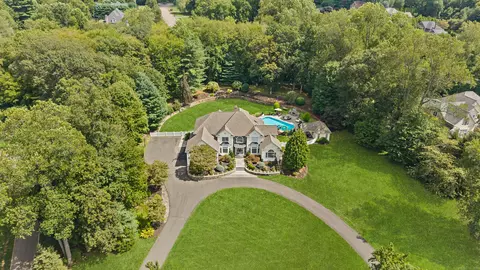 32 Hidden Pond Ln, Trumbull, CT 06611