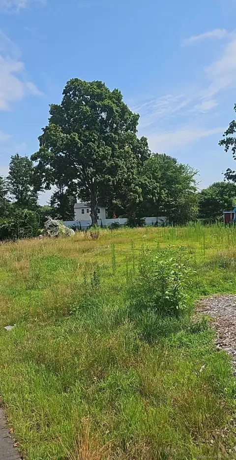 41 Village St, Ellington, CT 06029