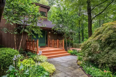 32 Plumb Brook Rd, Woodbury, CT 06798