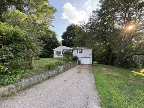 3 Johnnie Ct, Ledyard, CT 06339