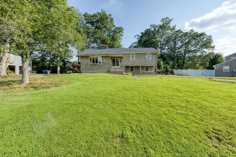 62 Cambridge Dr, Glastonbury, CT 06033