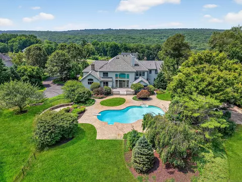 15 Farm Meadow Rd, Newtown, CT 06470