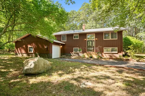 14 Eagle Ridge Dr, Gales Ferry, CT 06335