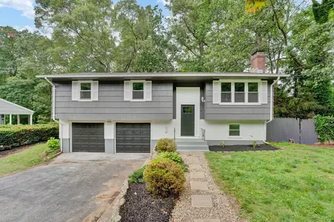 9 Parkwood Dr, Gales Ferry, CT 06335
