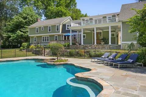 545 Shrub Oak Ln, Fairfield, CT 06824